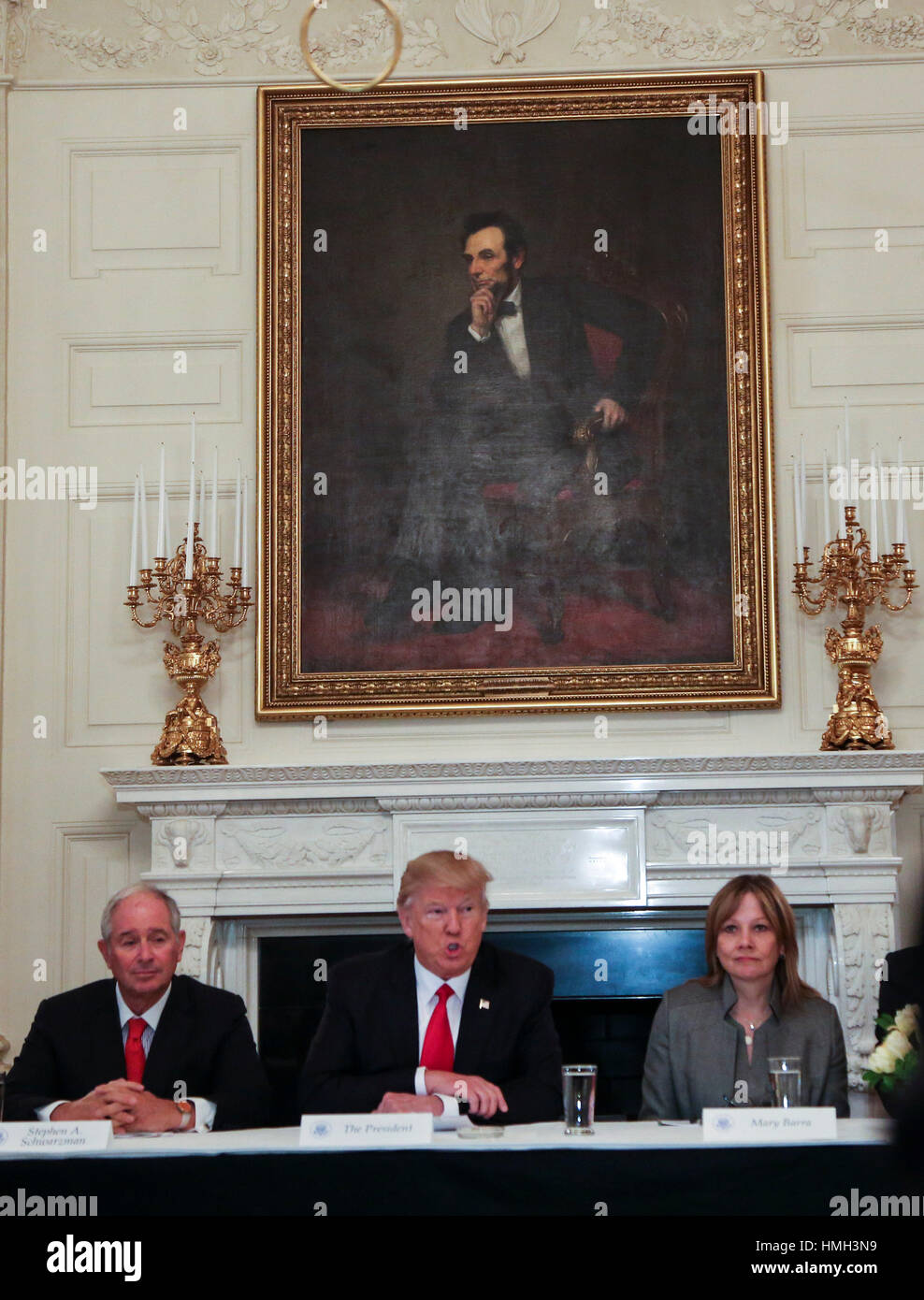 Washington, USA. 3. Februar 2017. US-Präsident Donald spricht vor einem Strategie und Politik Forum, flankiert von CEO der Blackstone Gruppe Stephen Allen Schwarzman (L) und Chief Executive Officer und Vorsitzender des General Motors Mary Barra (R) im State Dining Room des weißen Hauses. Bildnachweis: Aude Guerrucci/Pool über CNP /MediaPunch Stockfoto