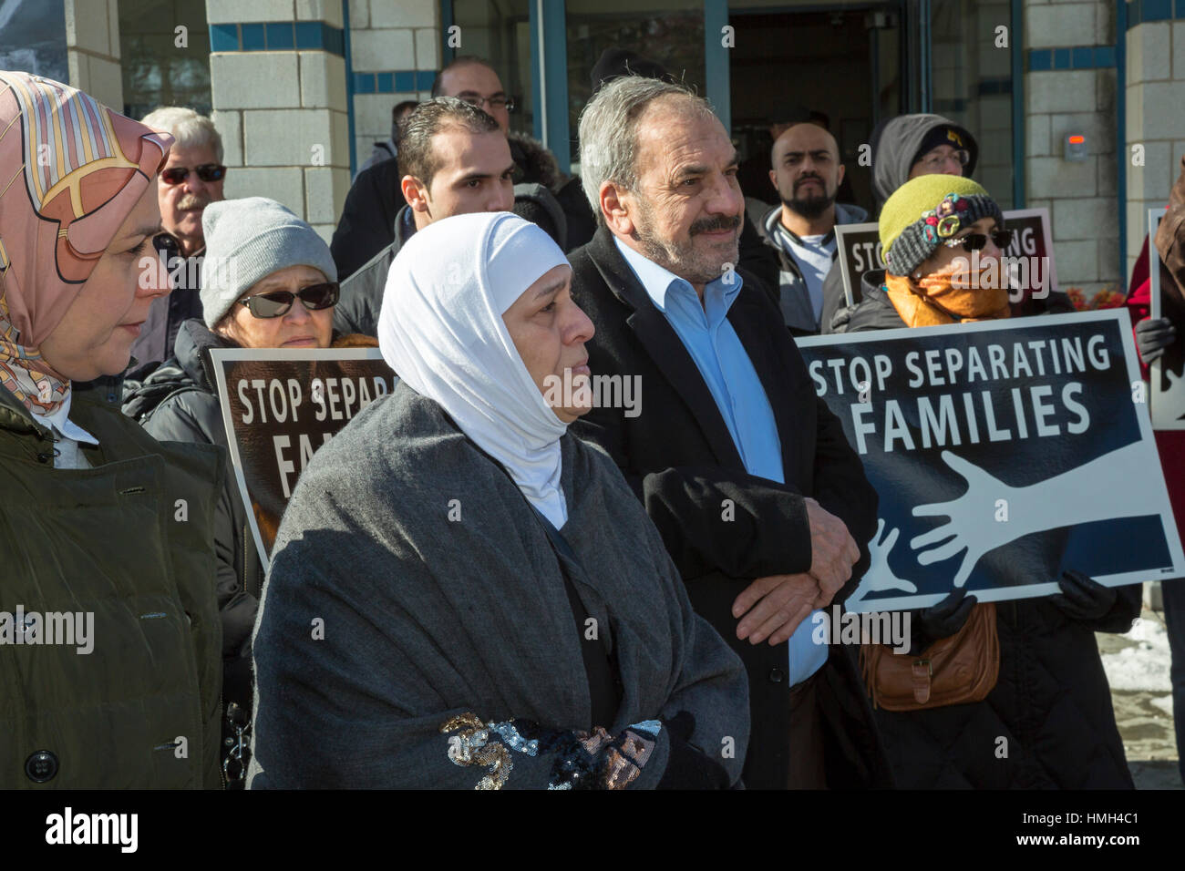 Bloomfield Hills, ca, USA. 3. Februar 2017. Interreligiöse Religionsführer Rallye beim Freitagsgebet in der muslimischen Einheit Mitte in Solidarität mit der muslimischen Gemeinschaft und gegen die Trump Verwaltung Einwanderung/Flüchtling Verbot. Syrische Flüchtlinge (Mitte), dessen Familie durch das Verbot getrennt war, nahmen an der Veranstaltung. Bildnachweis: Jim West/Alamy Live-Nachrichten Stockfoto