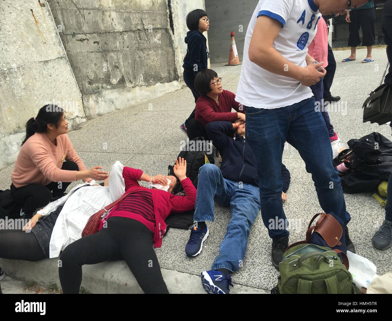 Kaohsiung. 4. Februar 2017. Foto aufgenommen am 4. Februar 2017 zeigt einige der Passagiere Verletzte bei Busunfall in Kaohsiung, Taiwan Südost-China. Ein Bus mit Touristen aus dem chinesischen Festland stürzte in Kaohsiung Samstag, mit einer Reihe von Menschen verletzt. Bildnachweis: Xinhua/Alamy Live-Nachrichten Stockfoto