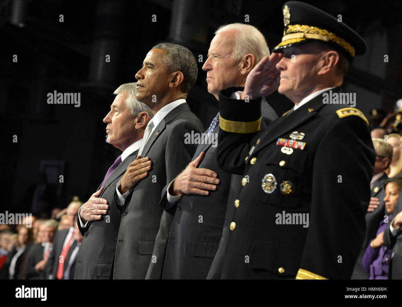 Arlington, Virginia, USA. 28. Januar 2015. US-Präsident Barack Obama (2., L) Verknüpfungen scheidenden Verteidigungsminister Chuck Hagel (L), Vize-Präsident Joe Biden (2., R) und Vorsitzender der Joint Chiefs Of Staff Martin Dempsey als sie der Streitkräfte Abschied Tribut für Hagel, 28. Januar 2015 an Joint Base Myer-Henderson Hall, Virginia zu besuchen. Stv. Sekretär Ashton Carter, wer hat diente unter Leon Panetta und Hagel wird voraussichtlich durch den Senat, Hagel.Photo Kredit zu ersetzen leicht genehmigt werden: Mike Theiler/CNP/AdMedia (Credit-Bild: © Mike Theiler/AdMedia über Stockfoto