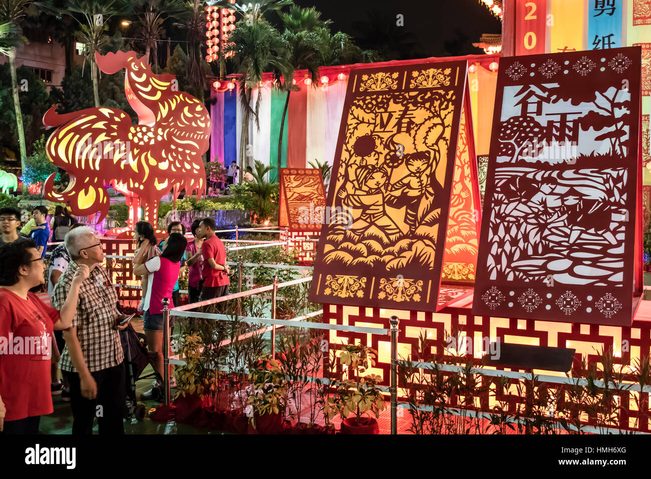 Kuala Lumpur, Malaysia. 3. Februar 2017. Chinese New Year in Kuala Lumpur, beliebte Thean Hou Tempel Pack mit Besuchern in den feurigen Hahn-Neujahr. Das neue Metall Kunstwerk am Tempel in den malaysischen Guinness-Buch Rekord aufgeführt. © Danny Chan/Alamy Live-Nachrichten. Stockfoto