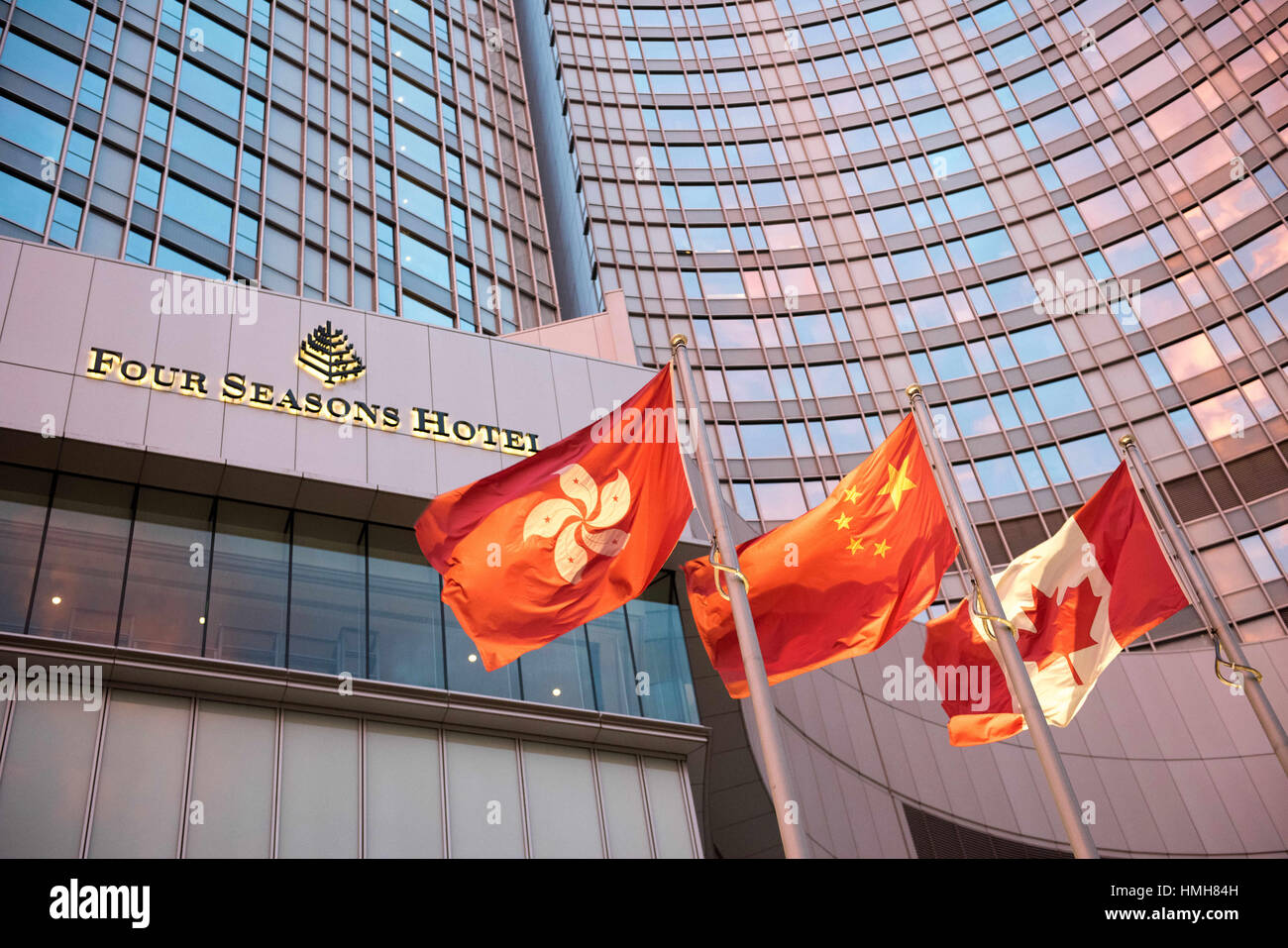 Hong Kong, Hong Kong SAR, China. 3. Februar 2017. HONG KONG, CHINA - 3. Februar: Das Four Seasons Hotel in Finance Street, Hong Kong am 3. Februar 2017. Finanzier Xiao Jianhua, Gründer von Peking ansässige Morgen Group, wohnte in Luxushotel Four Seasons Hong Kong vor die von Festland Agenten entführt langfristig. Die Fahnen von Hong Kong, China und Kanada fliegen Side-by-Side außerhalb der Fassade Credit: Jayne Russell/ZUMA Draht/Alamy Live News Stockfoto