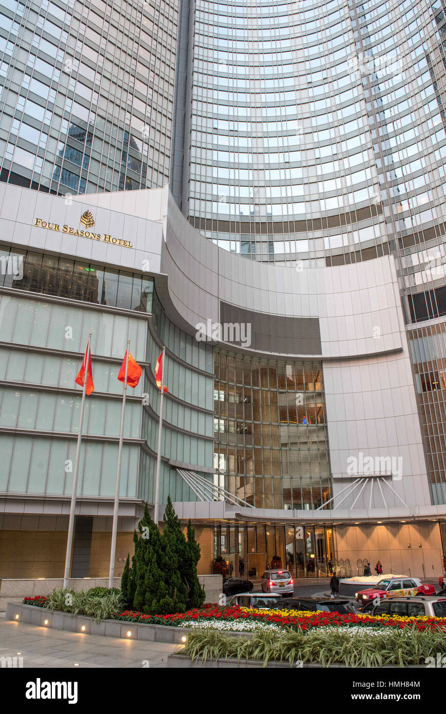 Hong Kong, Hong Kong SAR, China. 3. Februar 2017. HONG KONG, CHINA - 3. Februar: Das Four Seasons Hotel in Finance Street, Hong Kong am 3. Februar 2017. Finanzier Xiao Jianhua, Gründer von Peking ansässige Morgen Group, wohnte in Luxushotel Four Seasons Hong Kong vor die von Festland Agenten entführt langfristig. Die Fahnen von Hong Kong, China und Kanada fliegen Side-by-Side außerhalb der Fassade Credit: Jayne Russell/ZUMA Draht/Alamy Live News Stockfoto