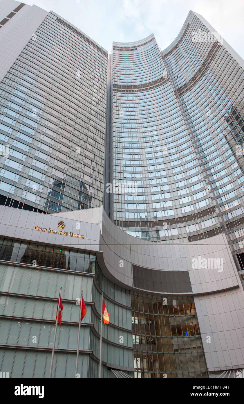 Hong Kong, Hong Kong SAR, China. 3. Februar 2017. HONG KONG, CHINA - 3. Februar: Das Four Seasons Hotel in Finance Street, Hong Kong am 3. Februar 2017. Finanzier Xiao Jianhua, Gründer von Peking ansässige Morgen Group, wohnte in Luxushotel Four Seasons Hong Kong vor die von Festland Agenten entführt langfristig. Die Fahnen von Hong Kong, China und Kanada fliegen Side-by-Side außerhalb der Fassade Credit: Jayne Russell/ZUMA Draht/Alamy Live News Stockfoto