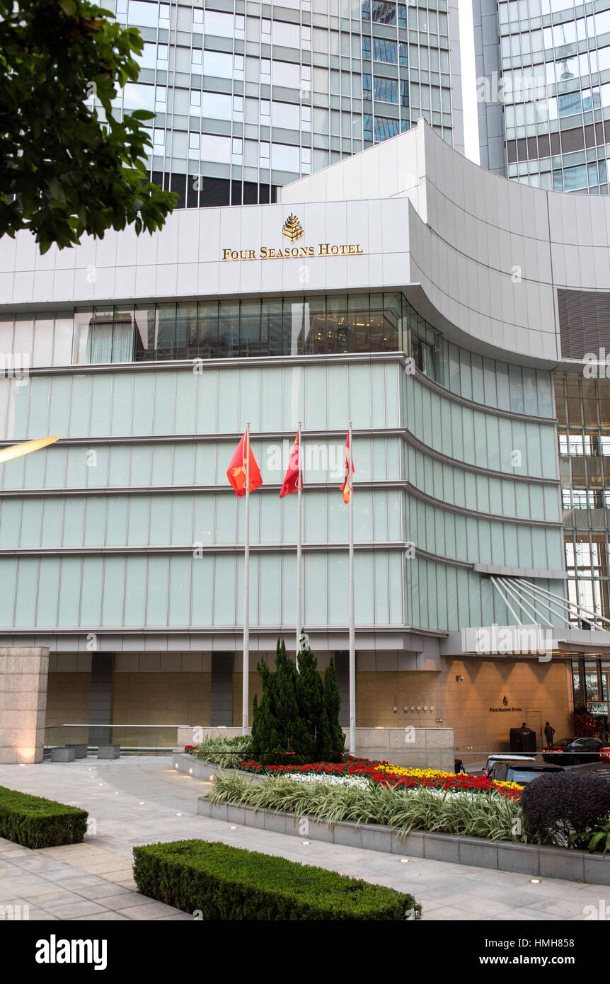 Hong Kong, Hong Kong SAR, China. 3. Februar 2017. HONG KONG, CHINA - 3. Februar: Das Four Seasons Hotel in Finance Street, Hong Kong am 3. Februar 2017. Finanzier Xiao Jianhua, Gründer von Peking ansässige Morgen Group, wohnte in Luxushotel Four Seasons Hong Kong vor die von Festland Agenten entführt langfristig. Die Fahnen von Hong Kong, China und Kanada fliegen Side-by-Side außerhalb der Fassade Credit: Jayne Russell/ZUMA Draht/Alamy Live News Stockfoto