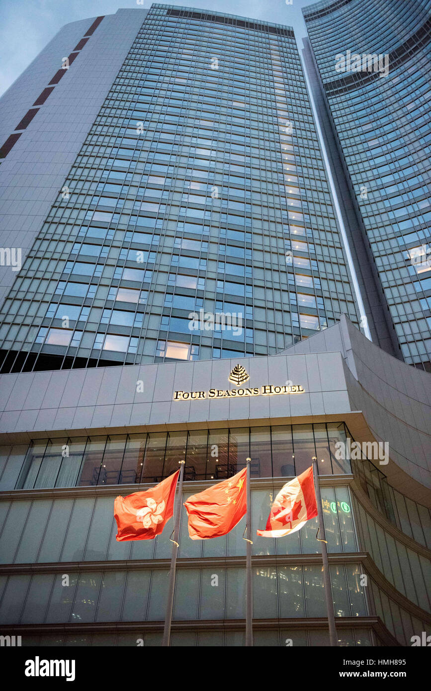 Hong Kong, Hong Kong SAR, China. 3. Februar 2017. HONG KONG, CHINA - 3. Februar: Das Four Seasons Hotel in Finance Street, Hong Kong am 3. Februar 2017. Finanzier Xiao Jianhua, Gründer von Peking ansässige Morgen Group, wohnte in Luxushotel Four Seasons Hong Kong vor die von Festland Agenten entführt langfristig. Die Fahnen von Hong Kong, China und Kanada fliegen Side-by-Side außerhalb der Fassade Credit: Jayne Russell/ZUMA Draht/Alamy Live News Stockfoto