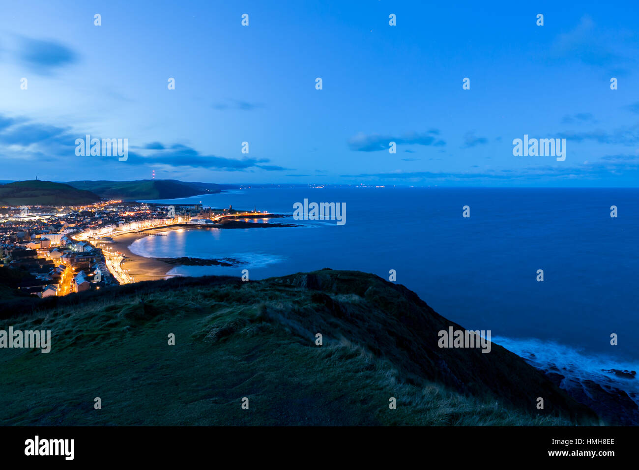 Aberystwyth, Ceredigion, Wales, UK. 4. Februar 2017 UK Wetter: Clearing Himmel über Aberystwyth im Morgengrauen nach einer kalten frostigen Nacht auf einer Anhöhe von Ceredigion Küstenweg, gesehen. © Ian Jones/Alamy Live-Nachrichten Stockfoto