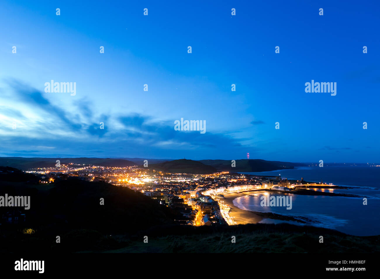 Aberystwyth, Ceredigion, Wales, UK. 4. Februar 2017 UK Wetter: Clearing Himmel über Aberystwyth im Morgengrauen nach einer kalten frostigen Nacht auf einer Anhöhe von Ceredigion Küstenweg, gesehen. © Ian Jones/Alamy Live-Nachrichten Stockfoto