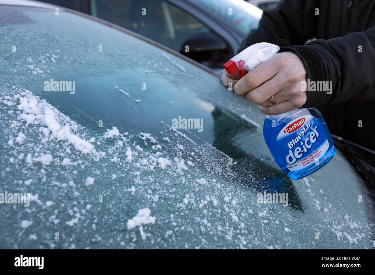 Person mit Enteiser Spray Auto Windschutzscheibe Enteisung Stockfotografie  - Alamy