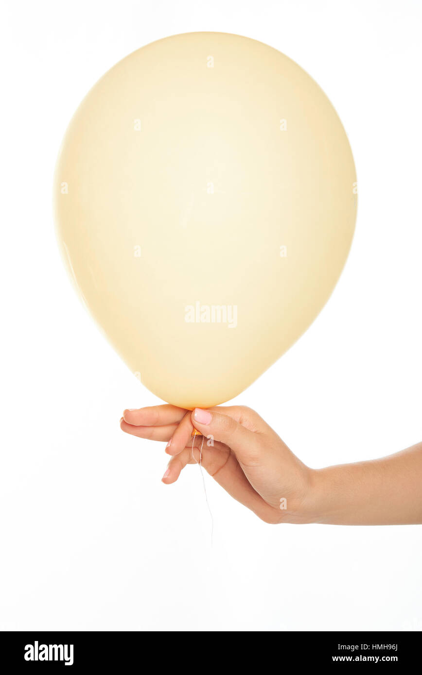 gelber Ballon in der Hand isoliert auf weißem Hintergrund Stockfoto