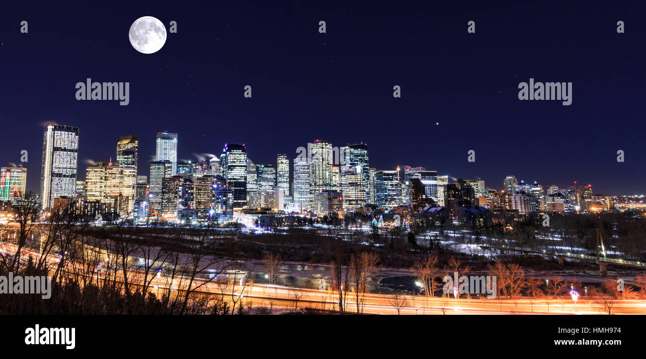 Supermond in der Innenstadt von Calgary Stockfoto