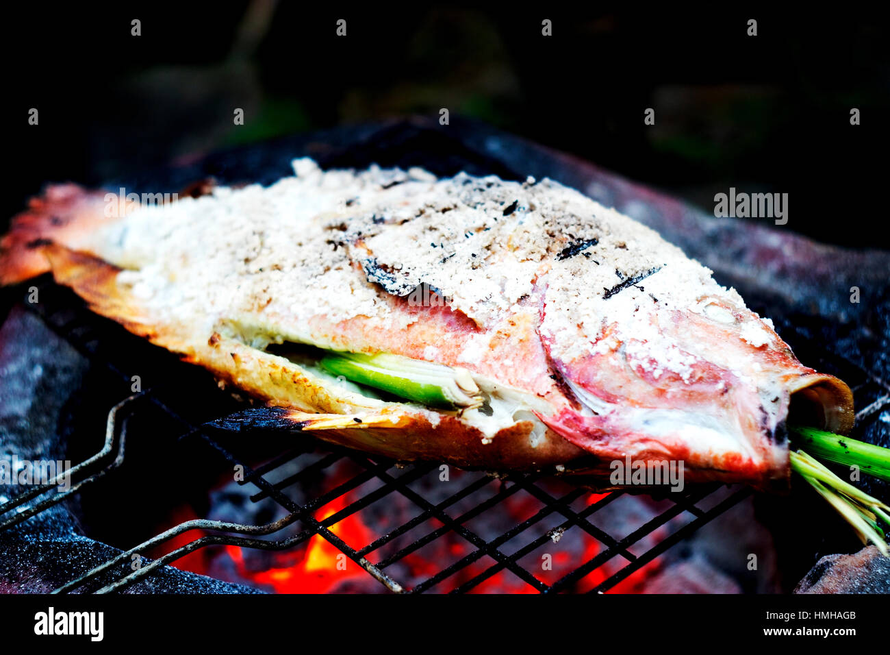 Gegrillter Fisch mit Salz in Brand. Stockfoto