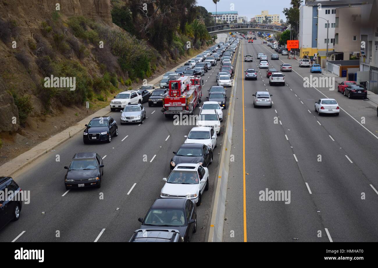 LA Fire Engine Pflug durch dichten Verkehr und Retrograde fahren in die entgegengesetzte Richtung Stockfoto