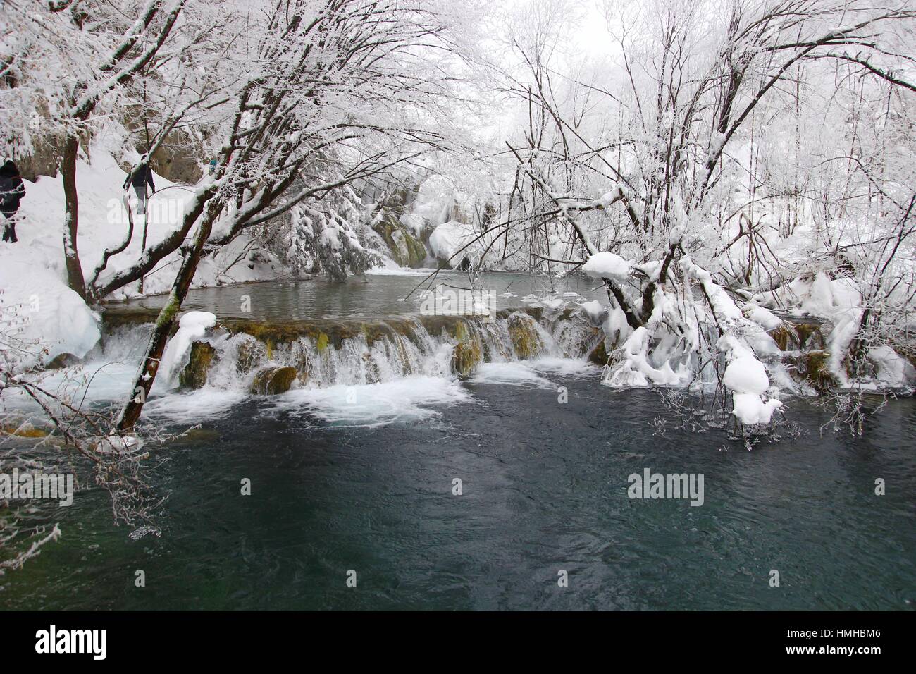 Wasserfälle im Nationalpark Plitvicer Seen, Kroatien, im winter Stockfoto