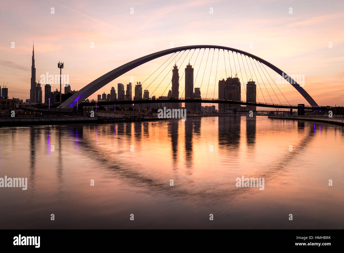 Dubai, Vereinigte Arabische Emirate - 27. Januar 2017: Bunte Sonnenaufgang über Dubai Downtown Dubai gesehen Wasser Kanal. Stockfoto