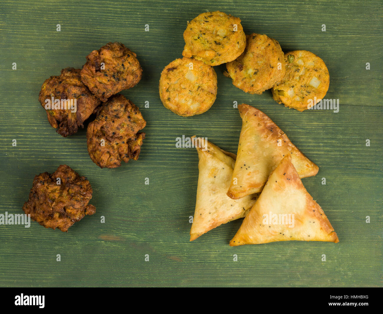 Indischer Imbiss Auswahl Samosas Zwiebel Bhagi und Aloo Tikkis Fingerfood Stockfoto