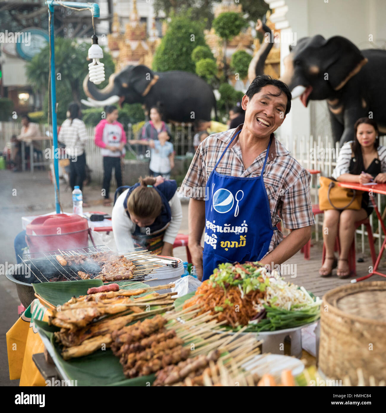 Gegrilltes Fleisch-Lieferanten am Quai Fa Ngoum in der Nähe von Wat Chan, Vientiane, Laos Stockfoto