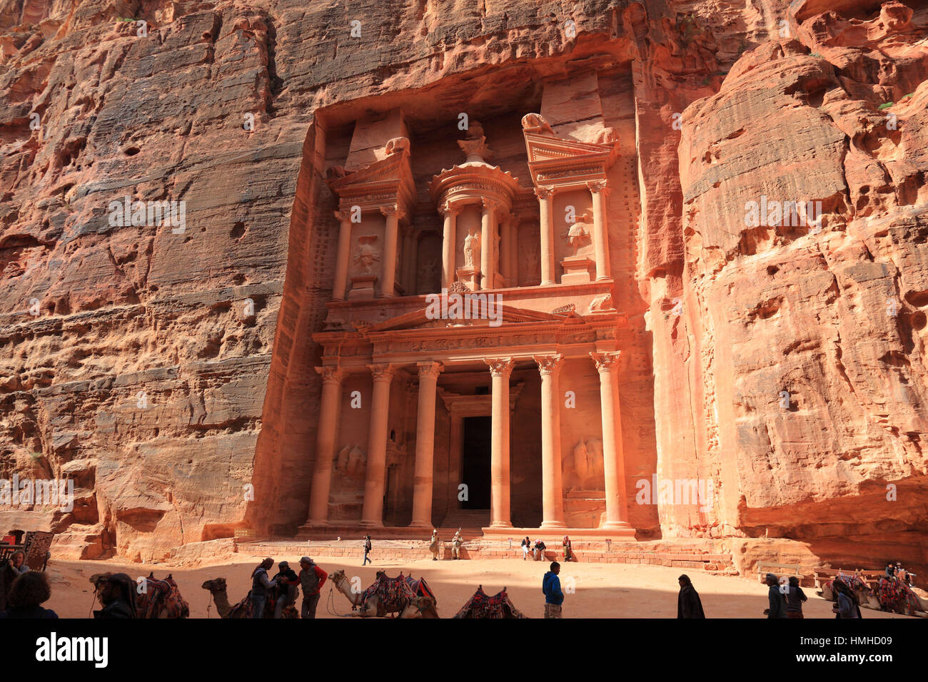 Das Khazne al-Firaun, Chaznat al-Firaun, Al-Khazneh, Schatzhaus des Pharao, ein Mausoleum aus dem Felsen geschlagen verlassen Rock Stadt Petra, al-Ba Stockfoto