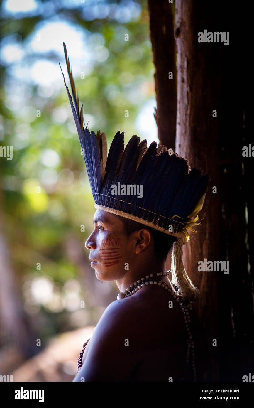 Ein Mitglied des Stammes Dessana in der Nähe von Manaus am Amazonas, Brasilien auf dem Rio Negro (Black River). Rio Negro und Amazonas sind eins und der SAM-Datenbank Stockfoto