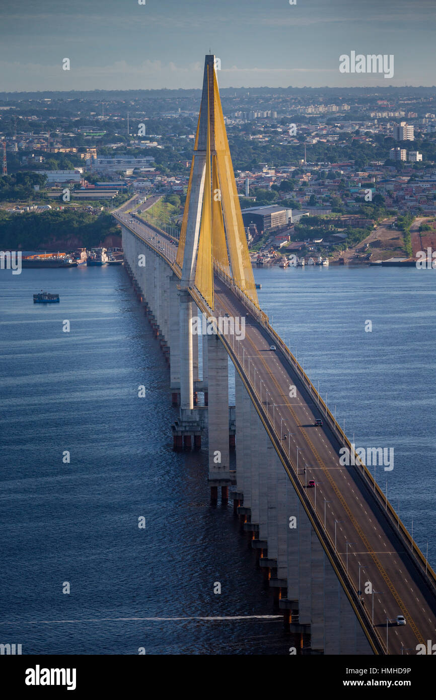 Der Rio Negro-Brücke bei Manaus in den Amazonas, Brasilien über den Rio Negro (Black River). Rio Negro und Amazonas sind ein und dasselbe. Rainfa Stockfoto