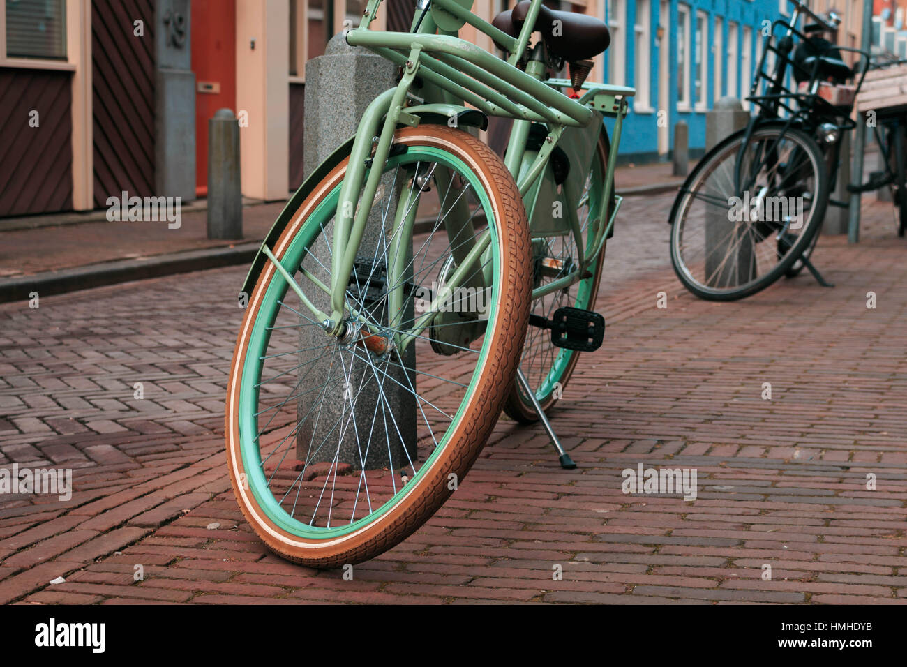 Amsterdam-Straßen-grün und schwarz Bikes Stockfoto