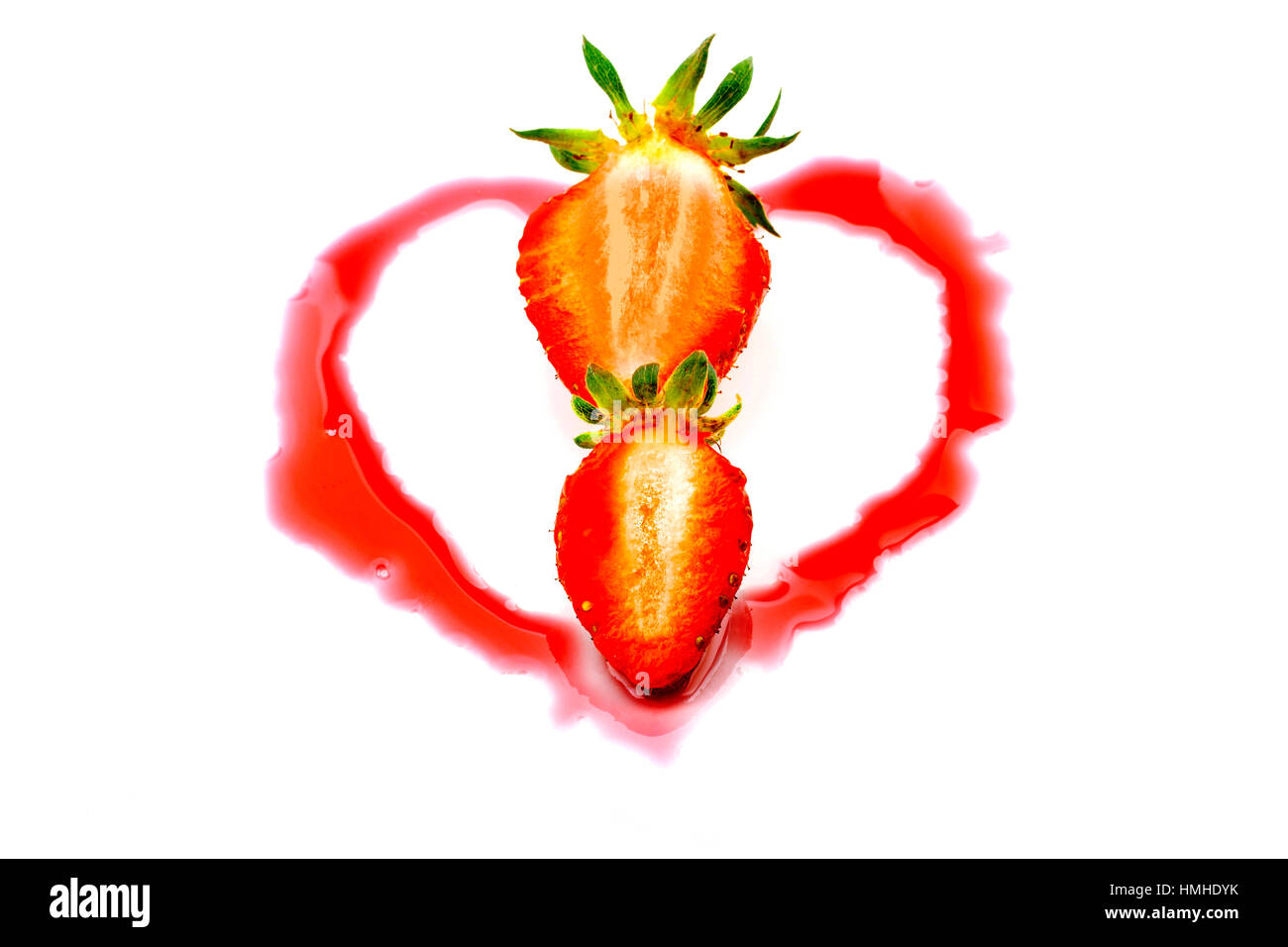 Closeup Studio Foto von zwei Erdbeeren Schnitt halber Schnitt innen Shinny Herz von Erdbeersirup isoliert auf weißem Hintergrund Stockfoto