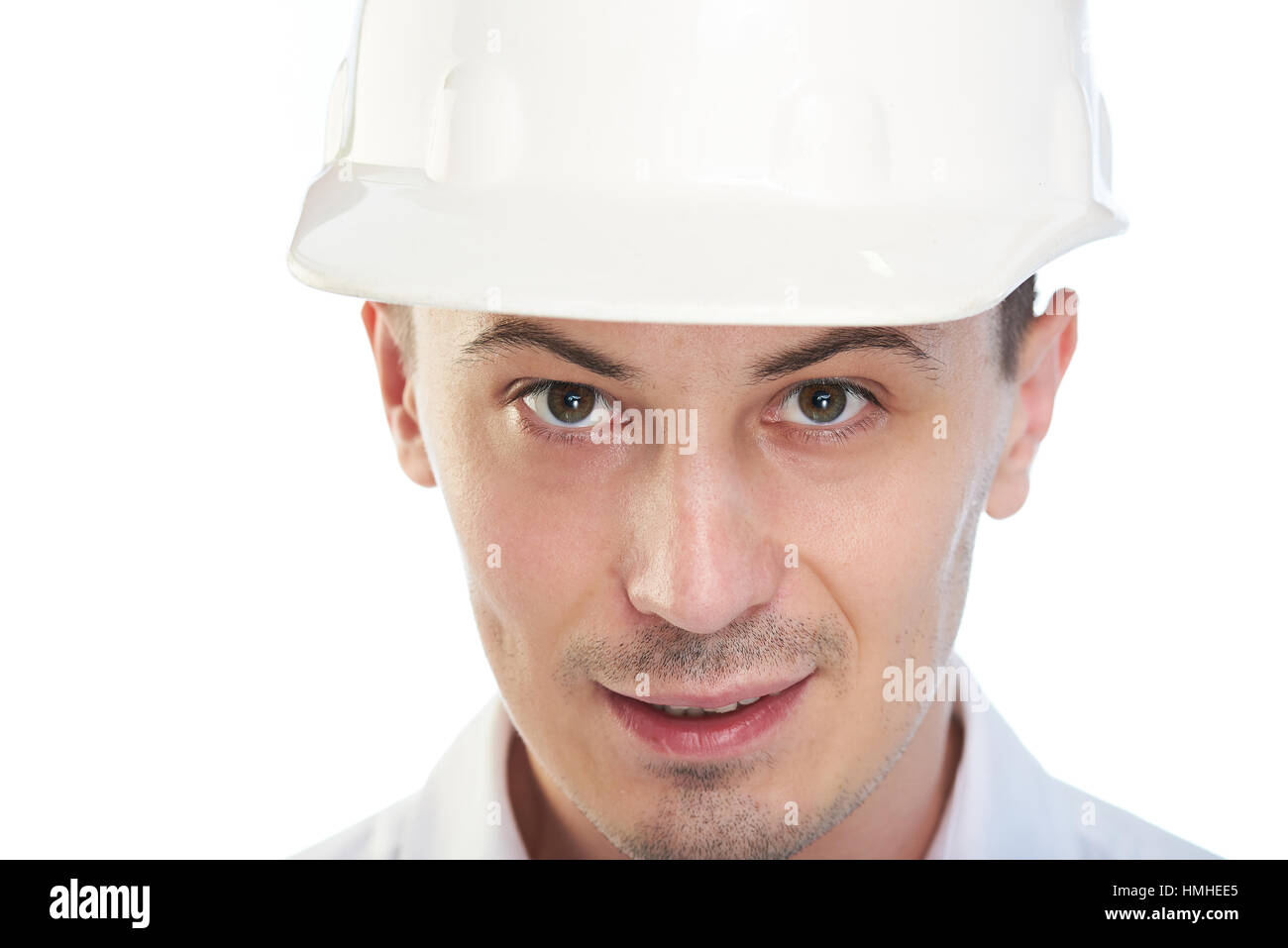 Nahaufnahme der jungen Arbeitnehmer Mann in Bauarbeiterhelm isoliert auf weiss Stockfoto