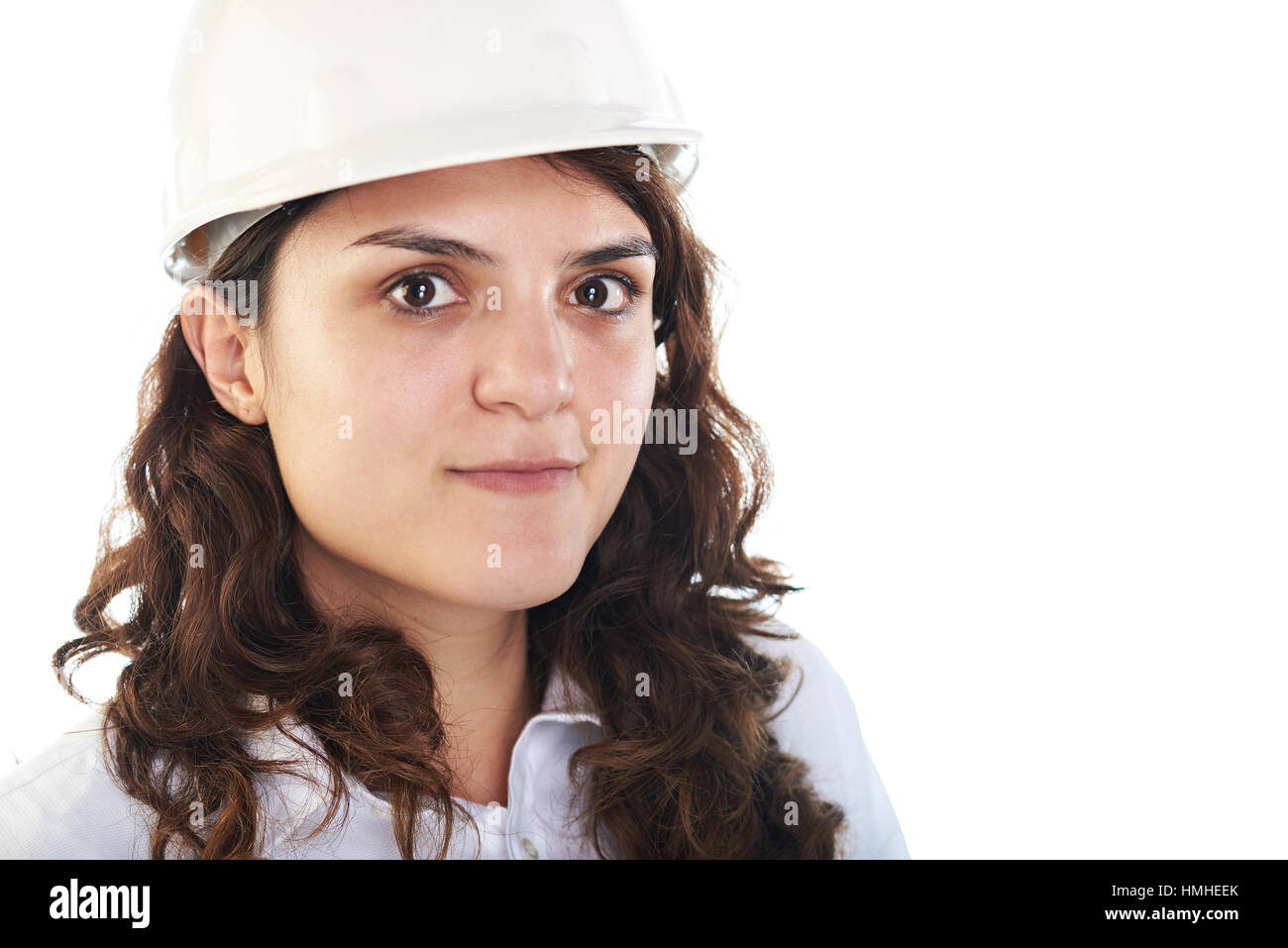 junge Ingenieurin mit Bauarbeiterhelm isoliert auf weiss Stockfoto