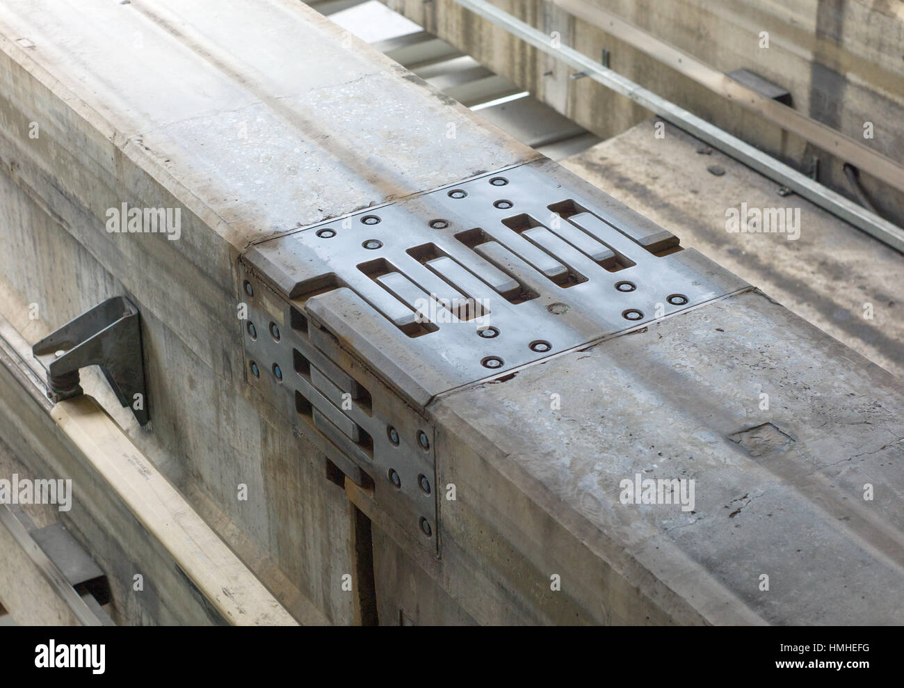 Stahlplatte Dehnfuge in konkrete Einschienenbahn, Kuala Lumpur, Malaysia Stockfoto