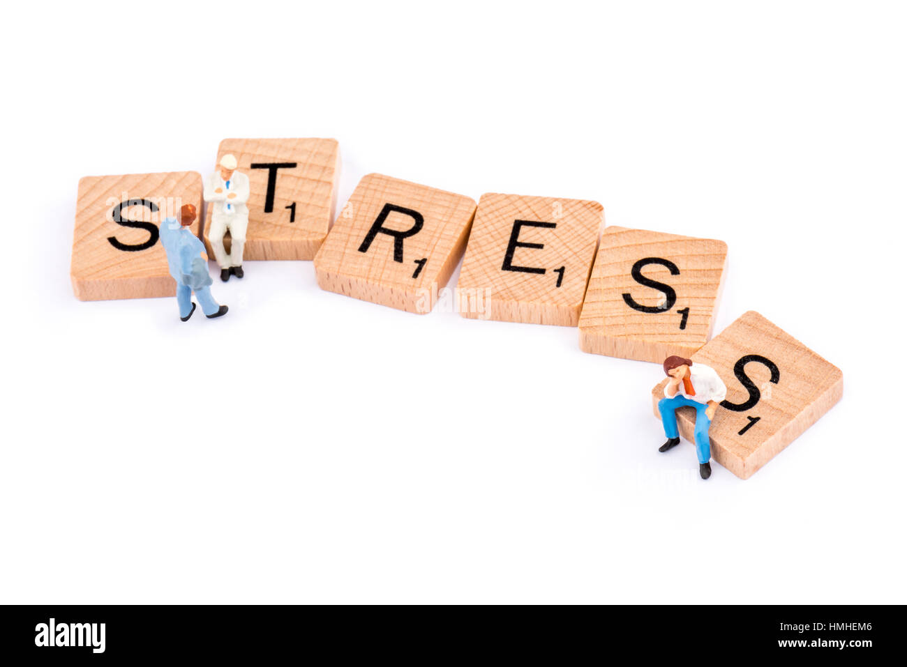 Scrabble Buchstaben bilden das Wort STRESS zwei Zahlen, einen jungen Mann saß auf der Buchstabe s ignorieren Stockfoto