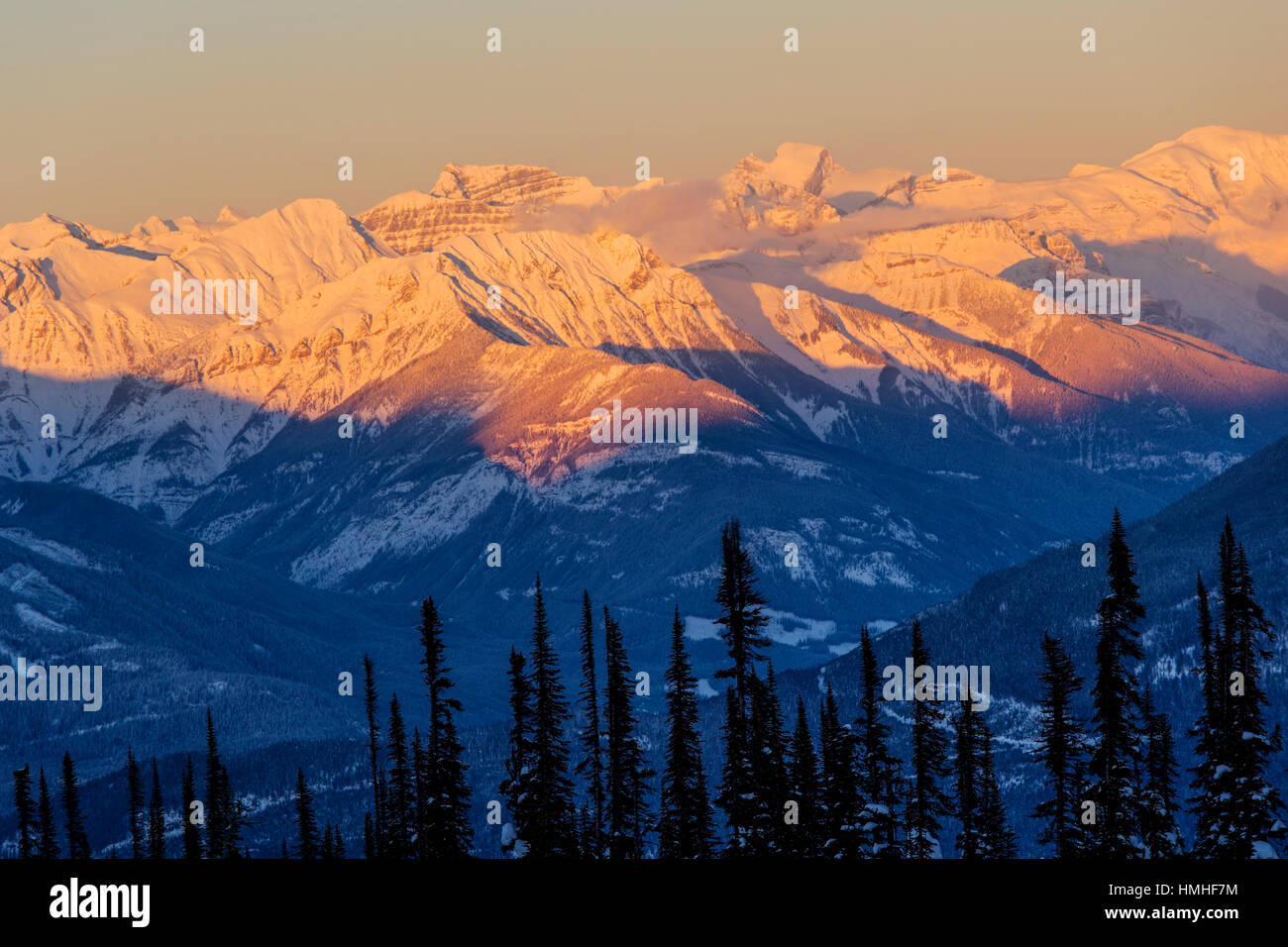 Sonnenuntergang auf verschneite Winterlandschaft; Esplanade-Bereich; Selkirk Range; Britisch-Kolumbien; Kanada Stockfoto