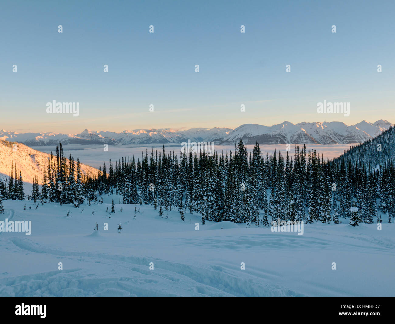 Verschneiten Berglandschaft mit Nebel gefüllt Tal; Esplanade-Bereich; Selkirk Range; Britisch-Kolumbien; Kanada Stockfoto