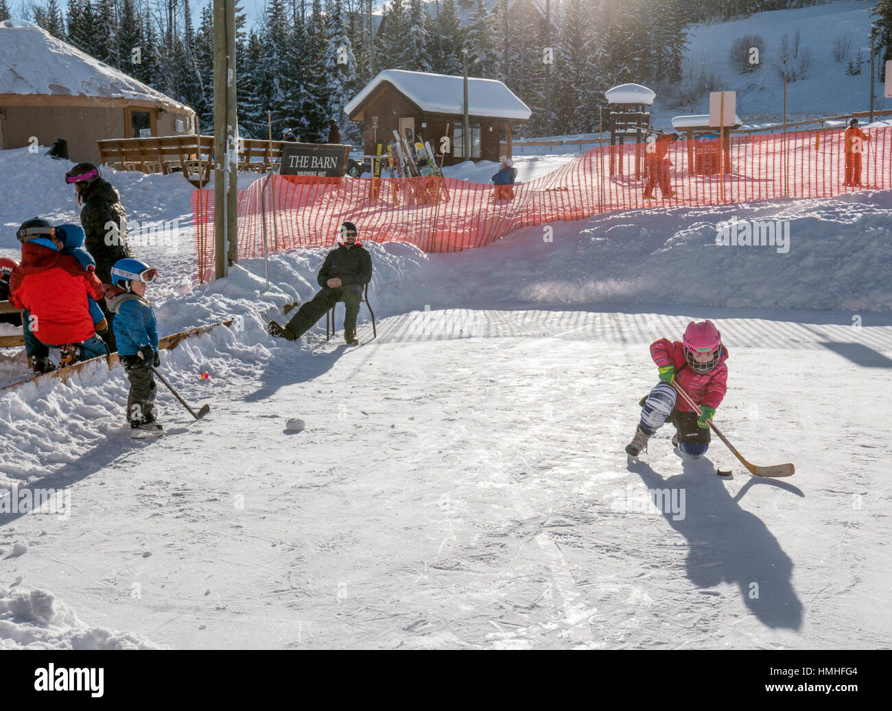 Kleine Kinder spielen Eishockey; Kicking Horse Mountain Resort; Golden; Britisch-Kolumbien; Kanada Stockfoto