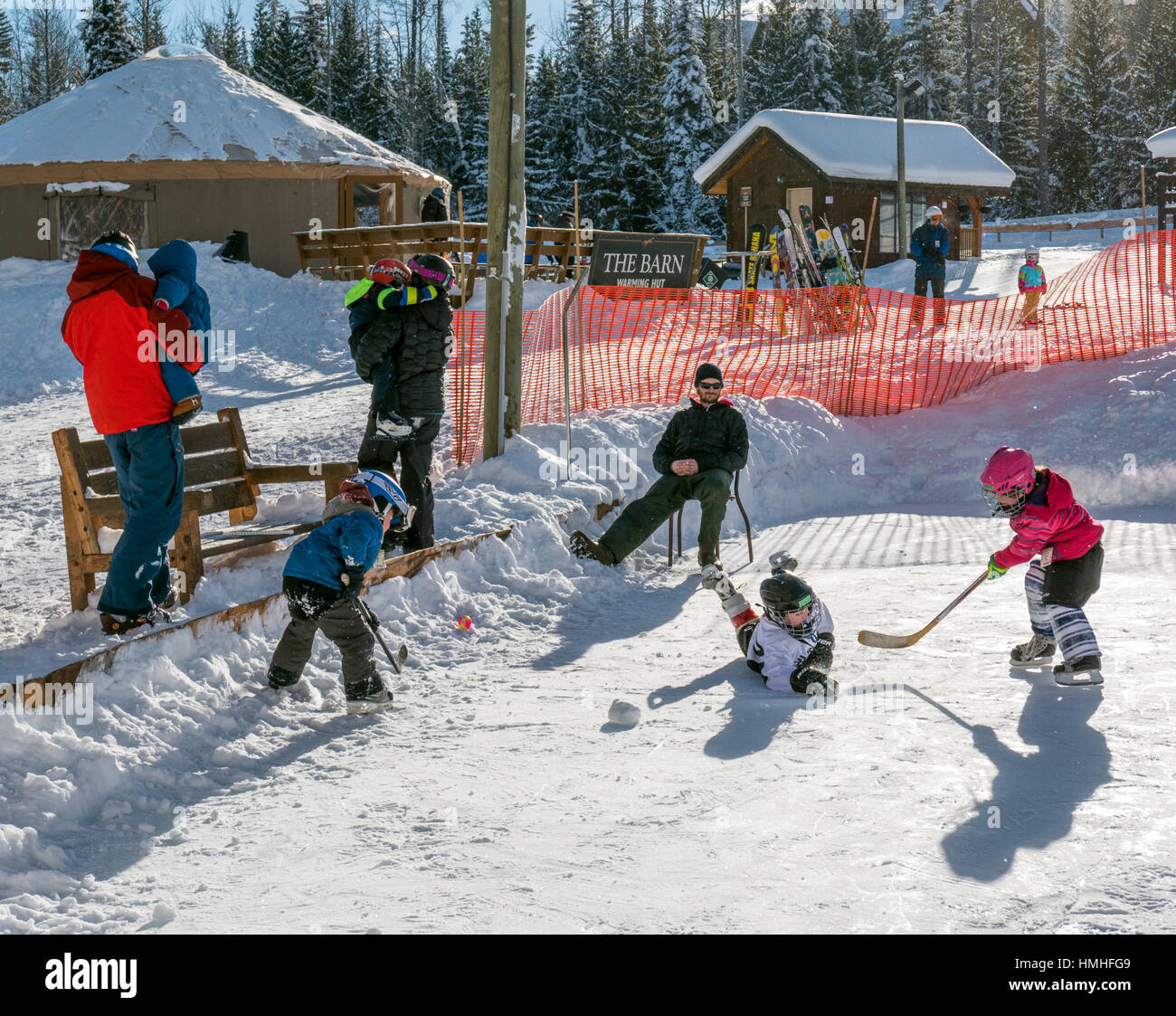 Kleine Kinder spielen Eishockey; Kicking Horse Mountain Resort; Golden; Britisch-Kolumbien; Kanada Stockfoto