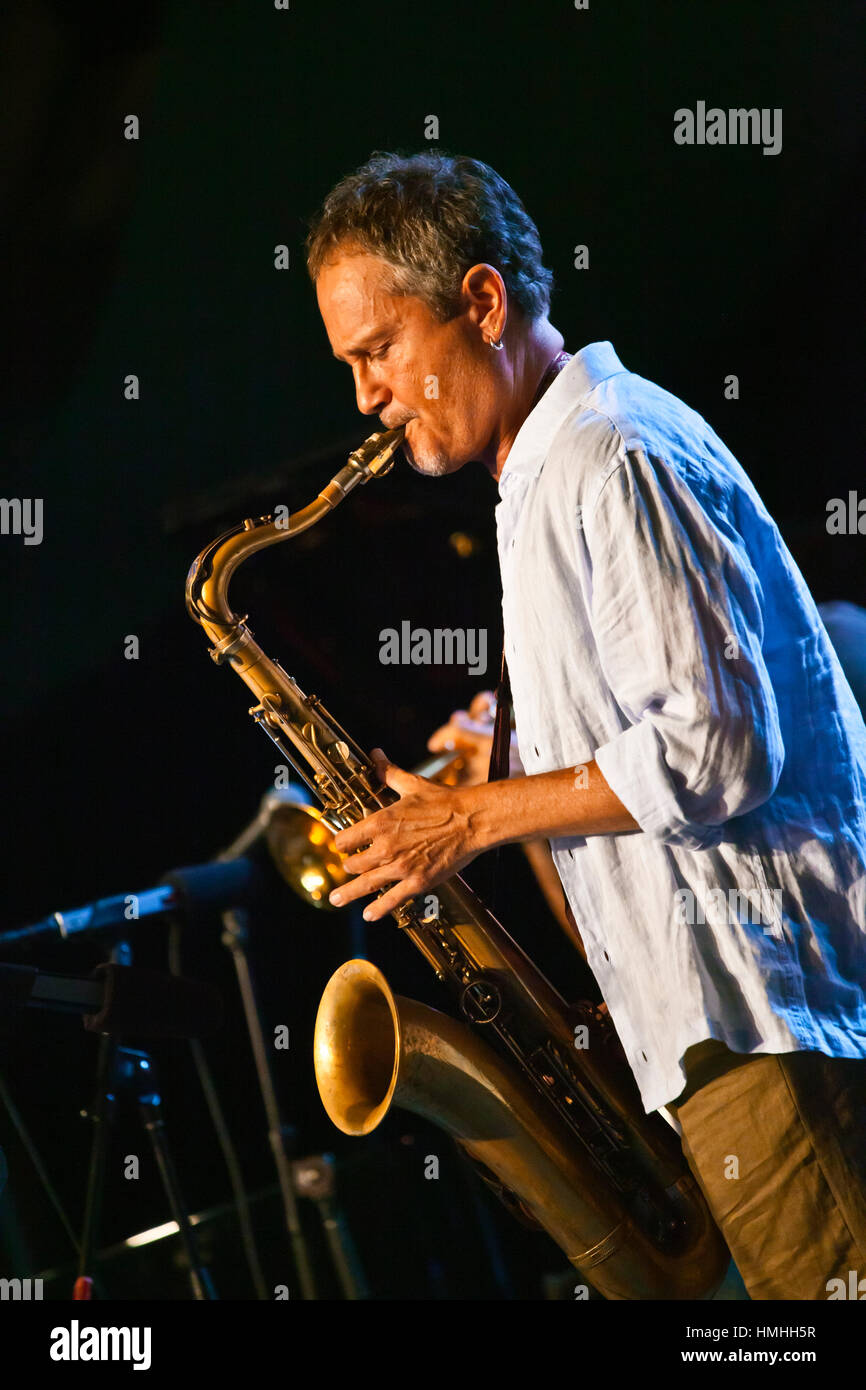 RICK MARGITZA am Saxophon für IBRAHIM MAALOUF beim 59. Monterey Jazz Festival - CALIFORNIA Stockfoto