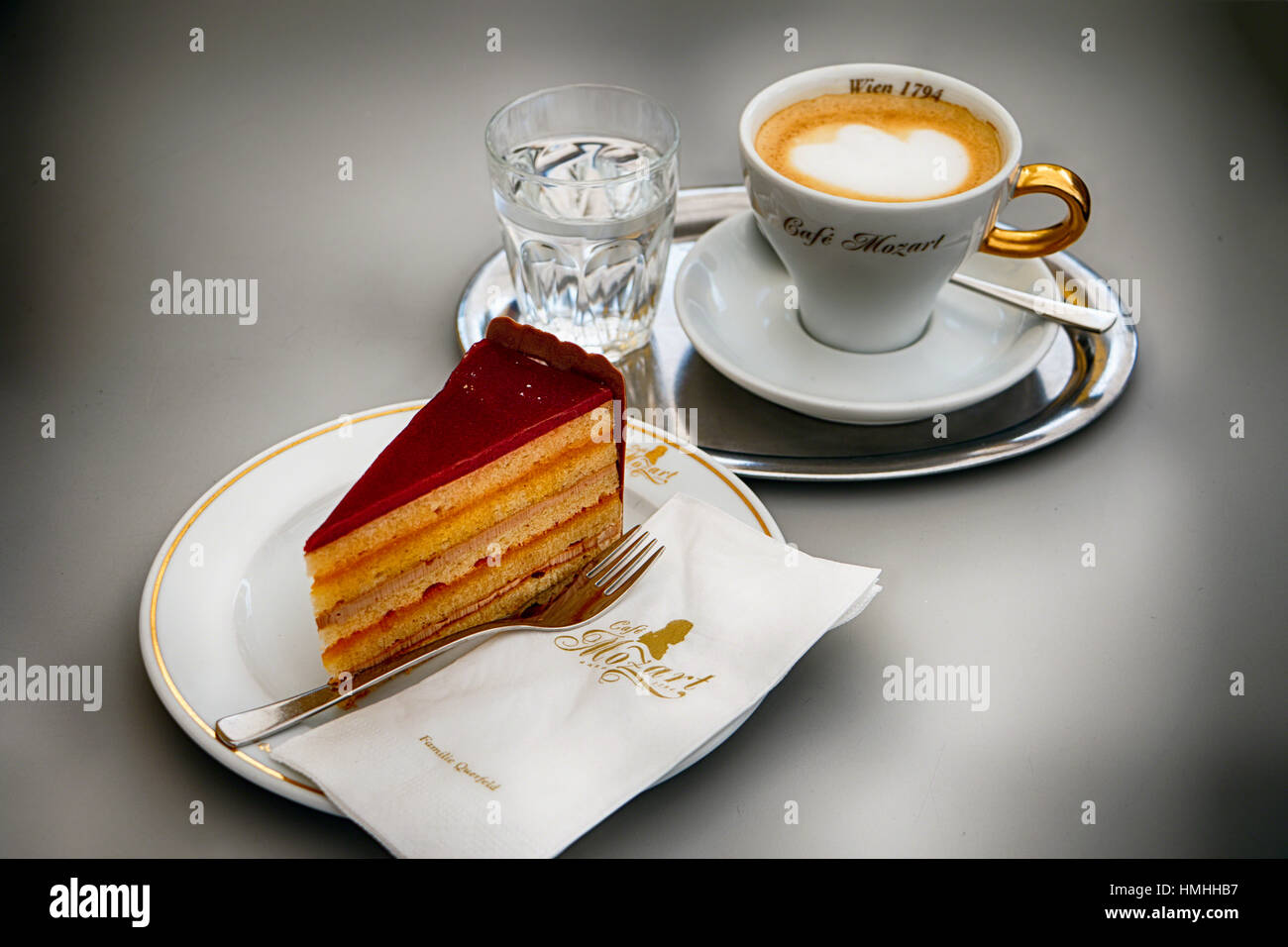 Nahaufnahme einer Landtmann feine Torte mit einem Espresso Kaffee und Mineralwasser, Cafe Mozart, Wien, Österreich Stockfoto