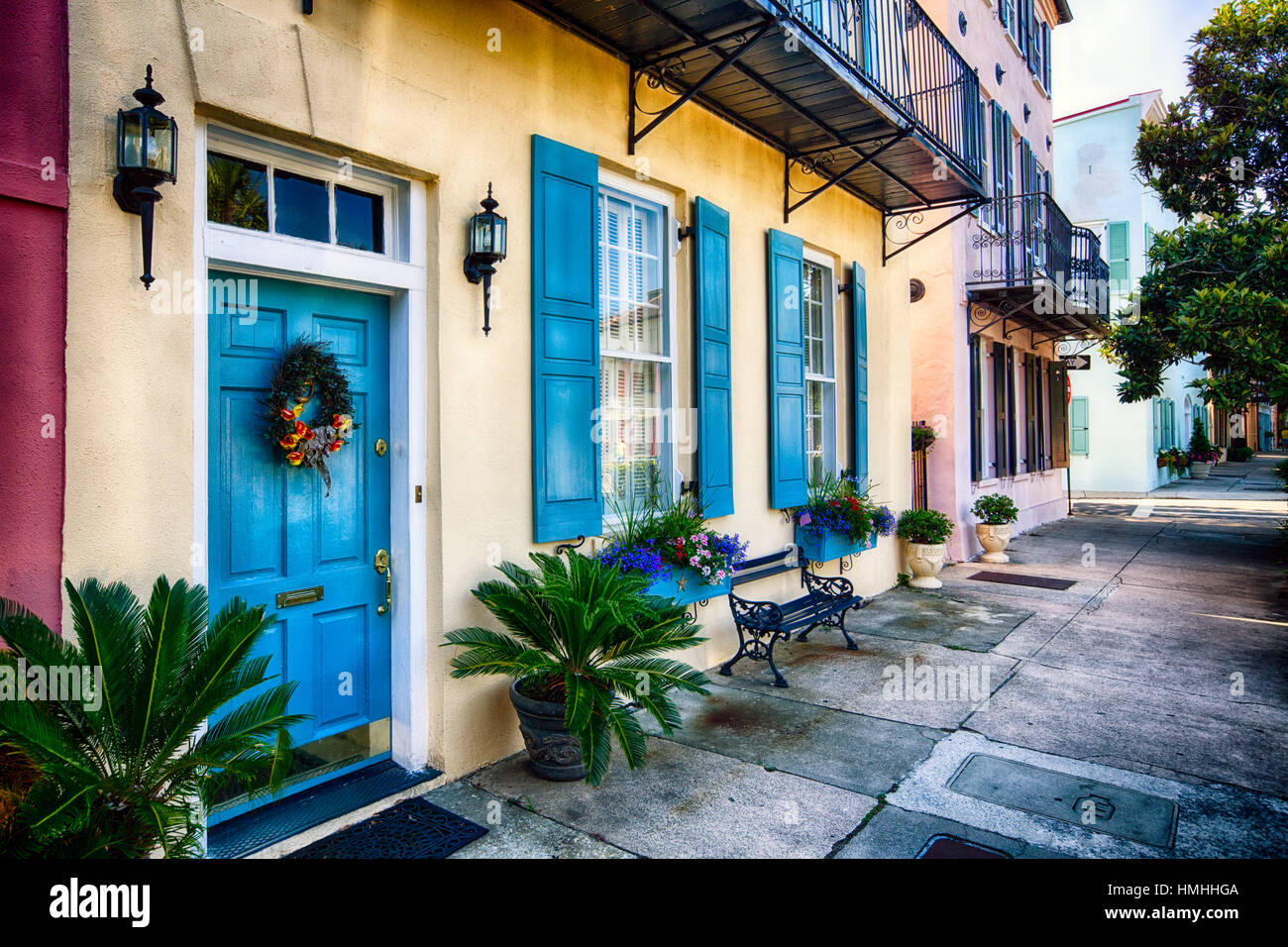 Bunte historische Häuser, Rainbow Row, East Bay Street, Charleston, South Carolina, USA Stockfoto