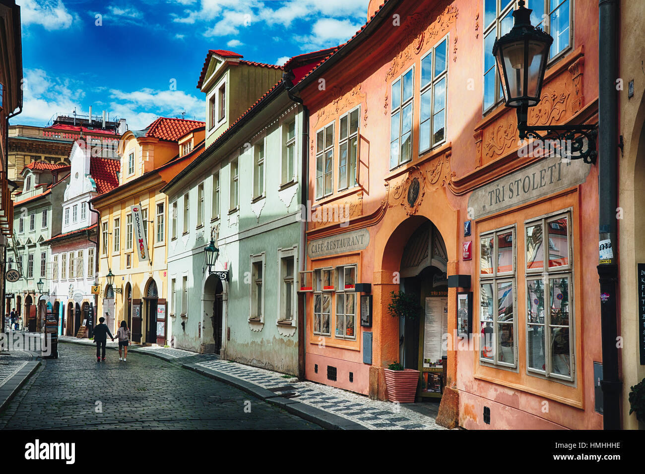 Blick auf eine malerische Kopfsteinpflaster Misenska Straße in Prag, Tschechische Republik Stockfoto