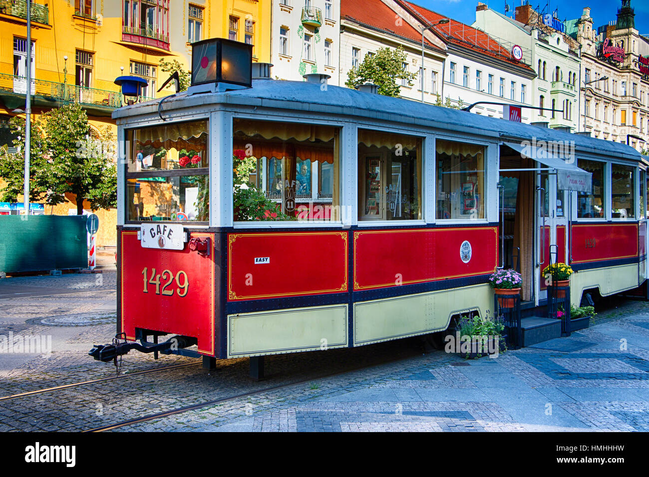 Blick auf eine antike Straßenbahn umgewandelt, ein Cafe und Restaurant, Wenzelsplatz, Parague, Tschechische Republik Stockfoto