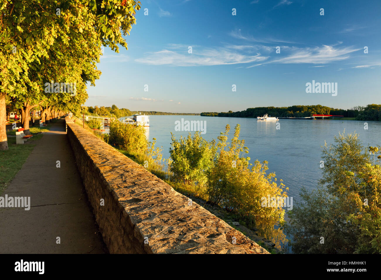 Gehweg entlang der Donau mit der Fähre überqueren, Vac, Komitat Pest, Ungarn Stockfoto