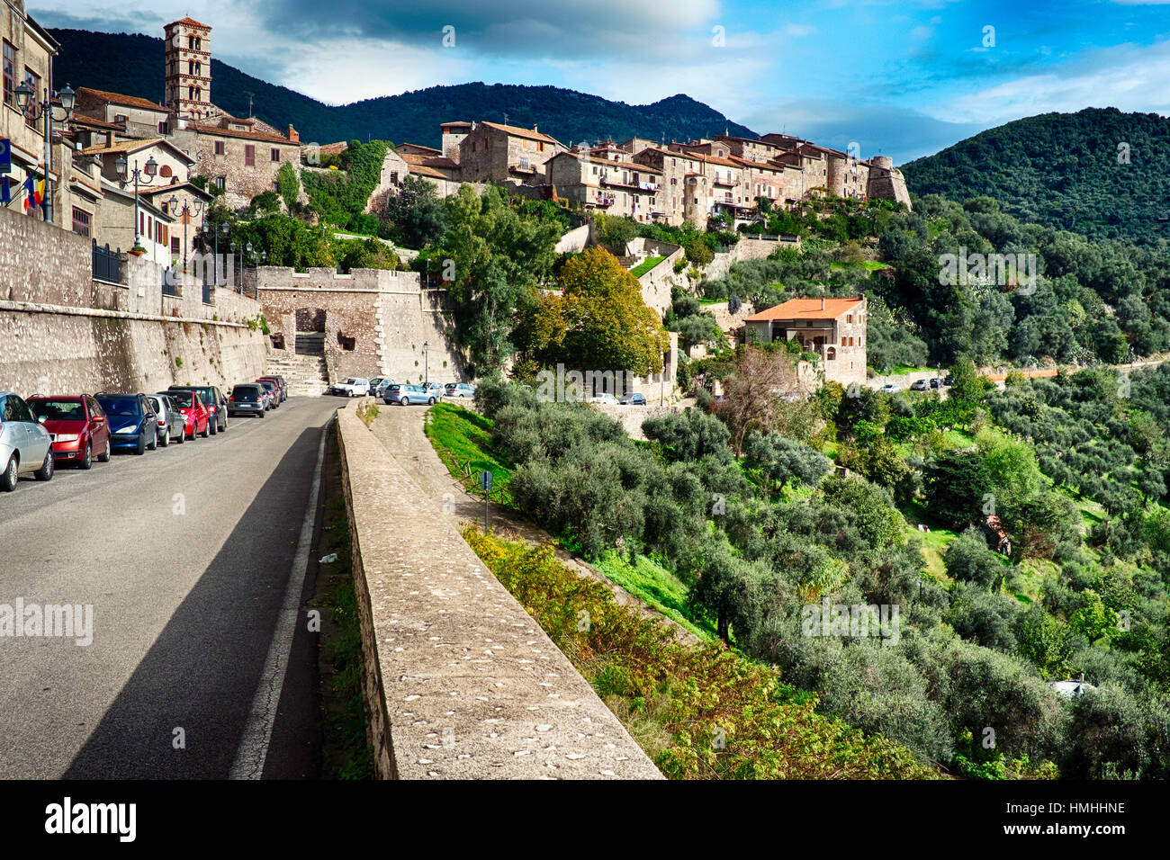 Niedrige Angle View of a Hill mittelalterliche Stadt, Sermoneta, Latina, Italien Stockfoto