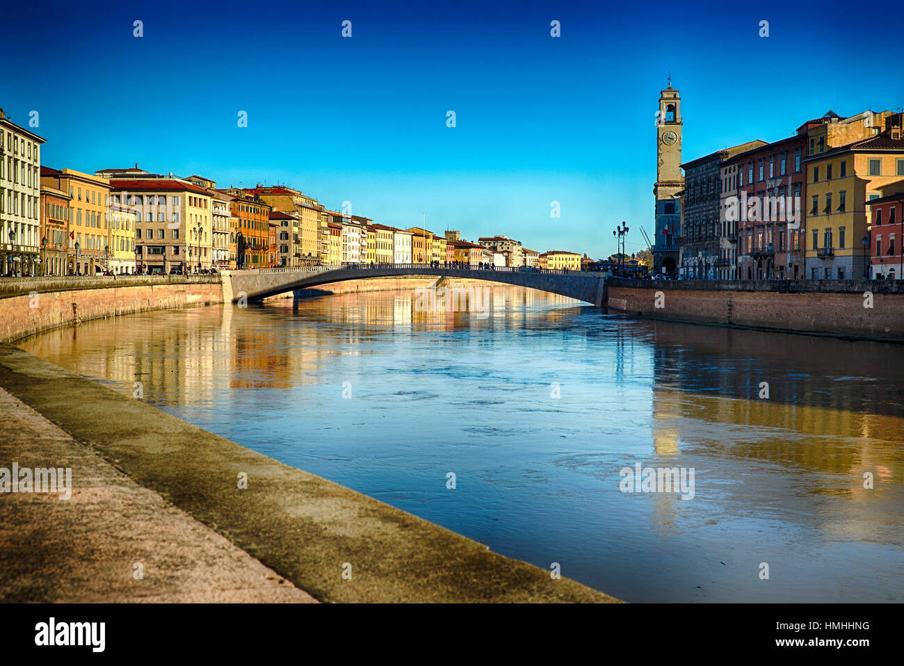 Der Fluss Arno in Pisa mit dem Clocktoer der Palazzo Pretorio, Toskana, Italien Stockfoto