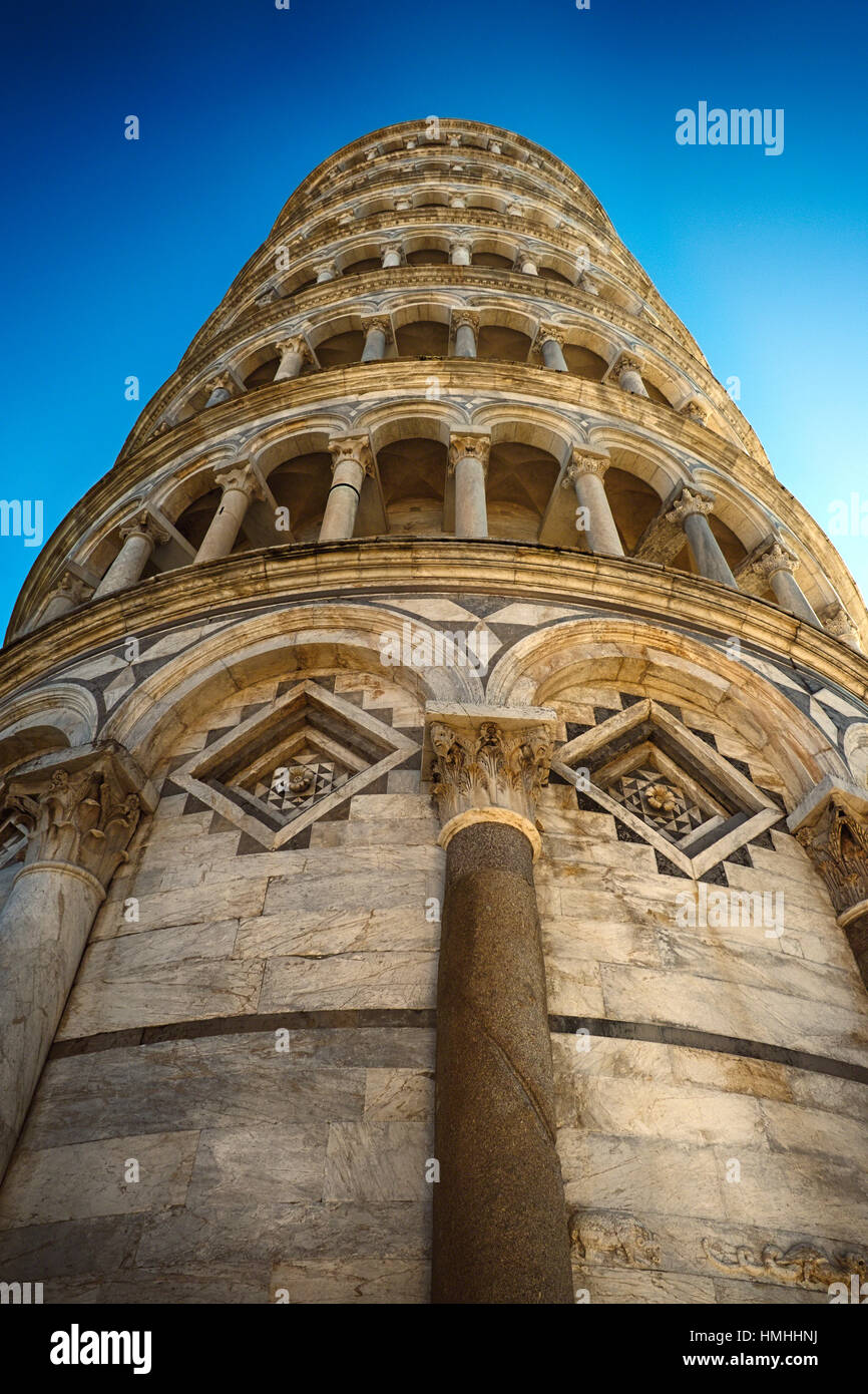 Niedrigen Winkel senkrechten Blick auf den schiefen Turm in Pisa, Domplatz, Pisa, Italien Stockfoto