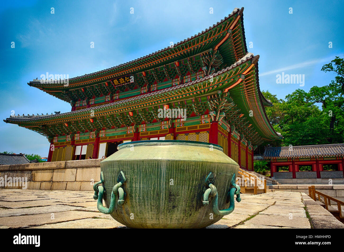 Niedrigen Winkel Ansicht der Geunjeongjeon-Halle (Kaisersaal) mit einem Weihrauch Wasserkocher im Vordergrund, Gyeongbokgung Palast, Seoul, South Korea Stockfoto