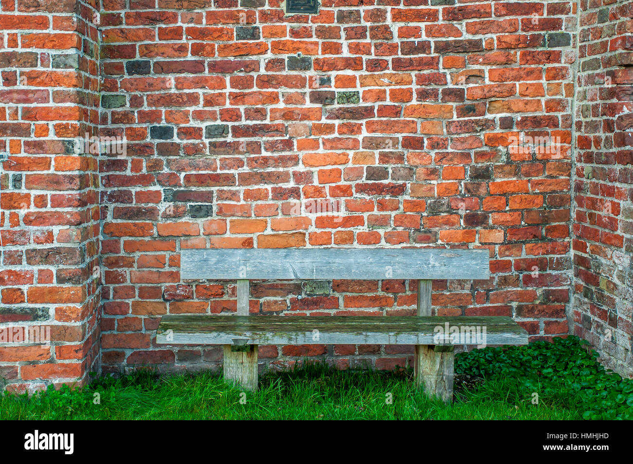 Wand und Sitzbank in einer alten Kirche in der niederländischen Stadt Gasselte Stockfoto