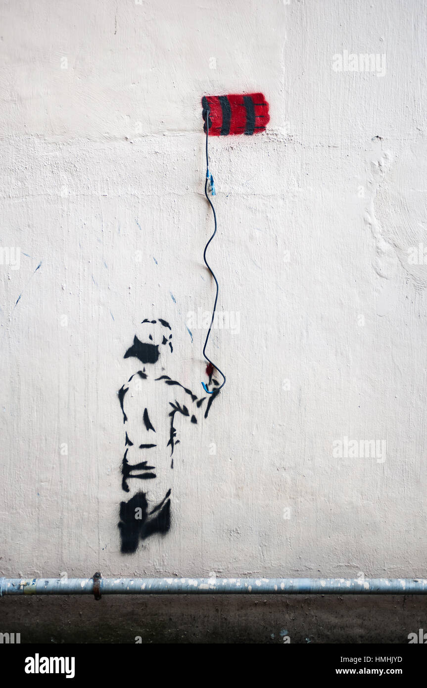 Dynamit Graffiti mit einem hängenden elektrischen Draht an einer Wand in Hong Kong Stockfoto