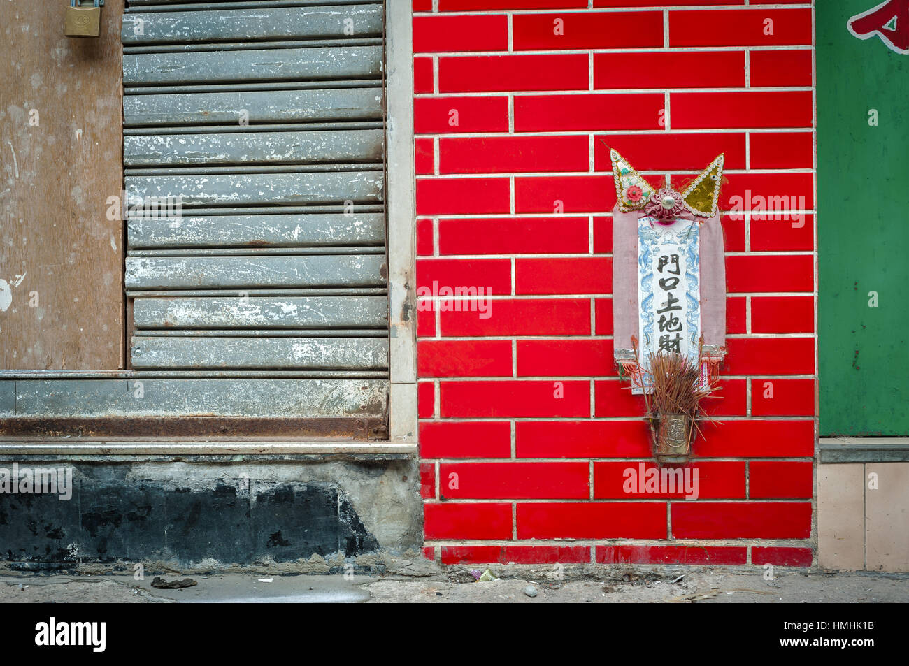 Kleiner Schrein, der Gott der Erde Tu Di auf einer Straße in Hong Kong Stockfoto