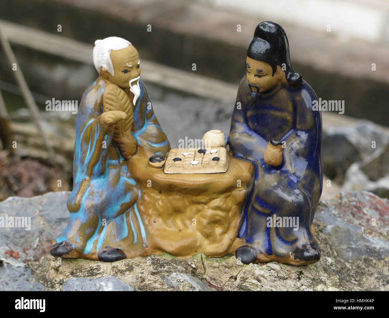 Keramik Schmuck der zwei alte asiatische Männer spielen Schach Stockfoto