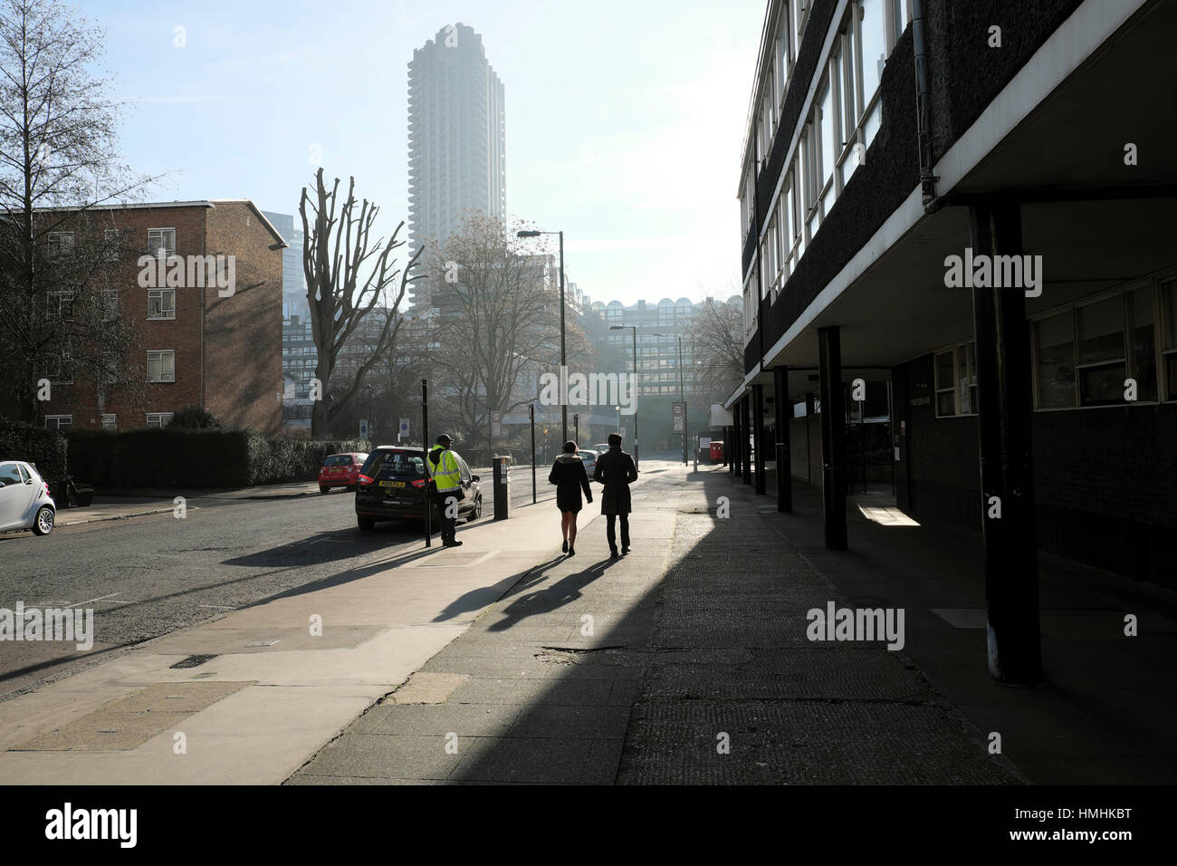 Ein Blick auf paar Goldene Gässchen mit Blick auf die Barbican Estate, London EC2Y KATHY DEWITT entlang Stockfoto