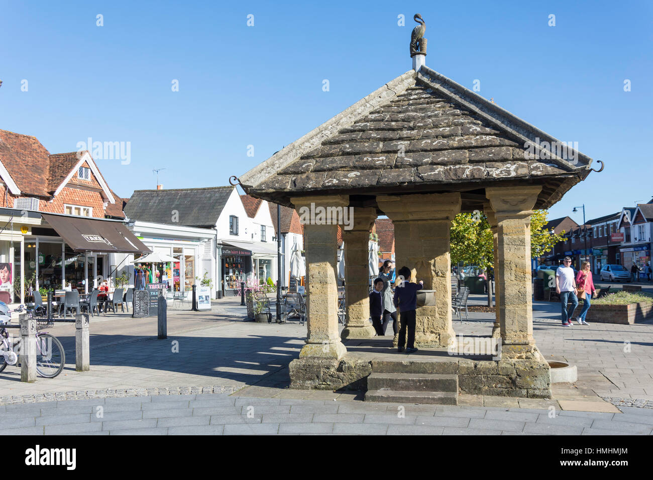 Die Wasser-Brunnen in Fountain Square, High Street, Cranleigh, Surrey, England, Vereinigtes Königreich Stockfoto